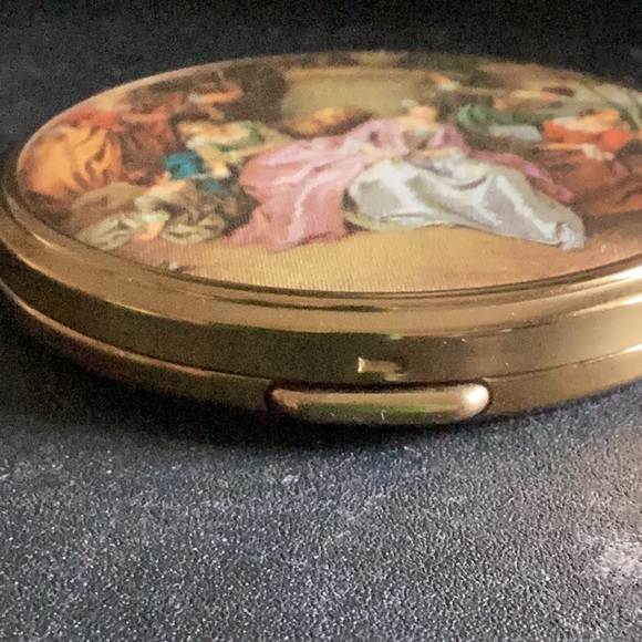 Wonderful Condition 1950s Italian Silk Cover Crème Powder Compact Baroque Ladies - Picture 4 of 15